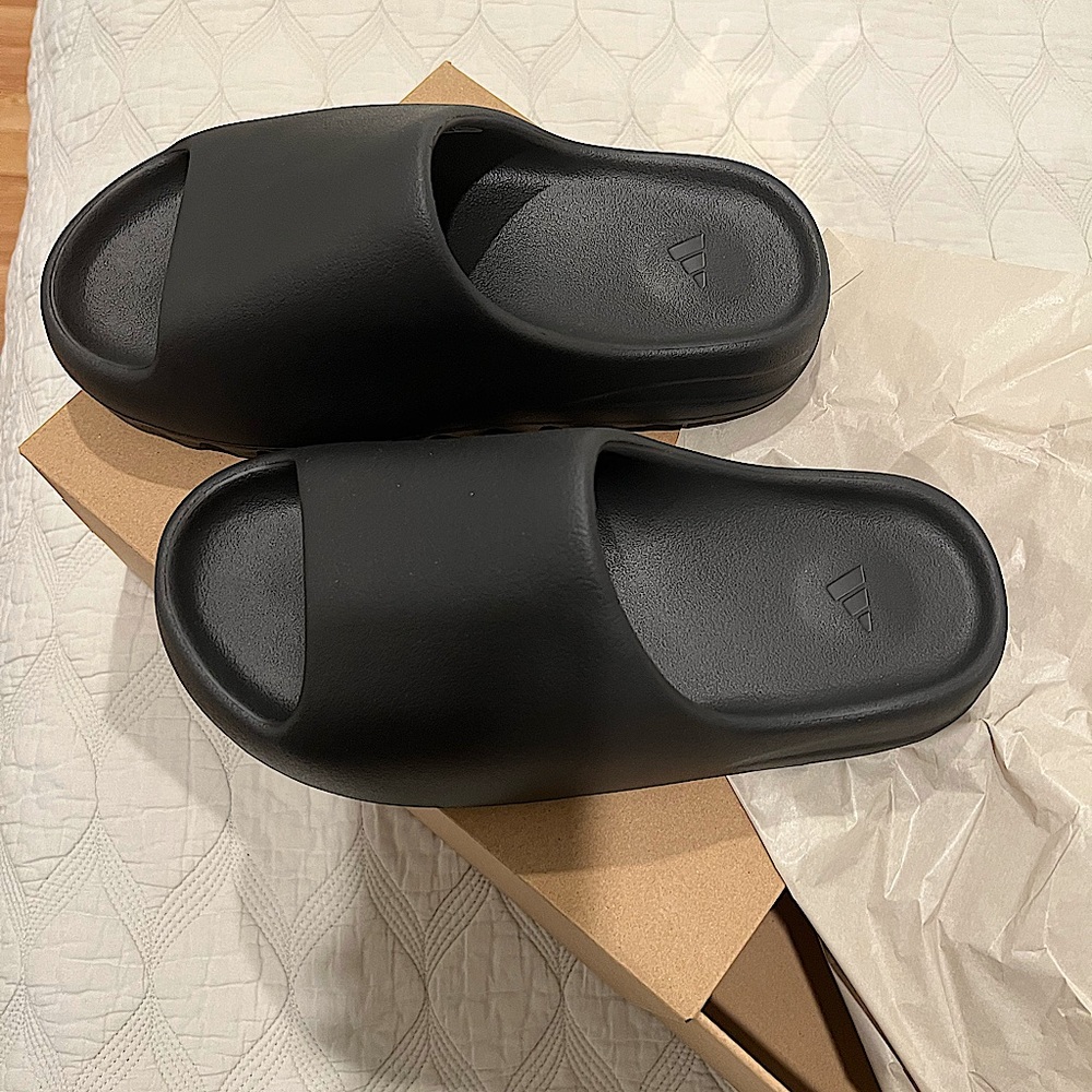 YEEZY SLIDES